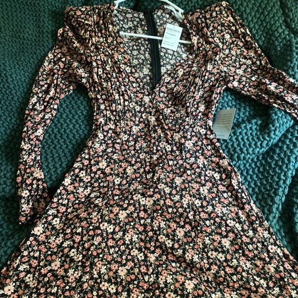 ASTR The Label- long sleeve floral midi dress - Picture 3 of 3